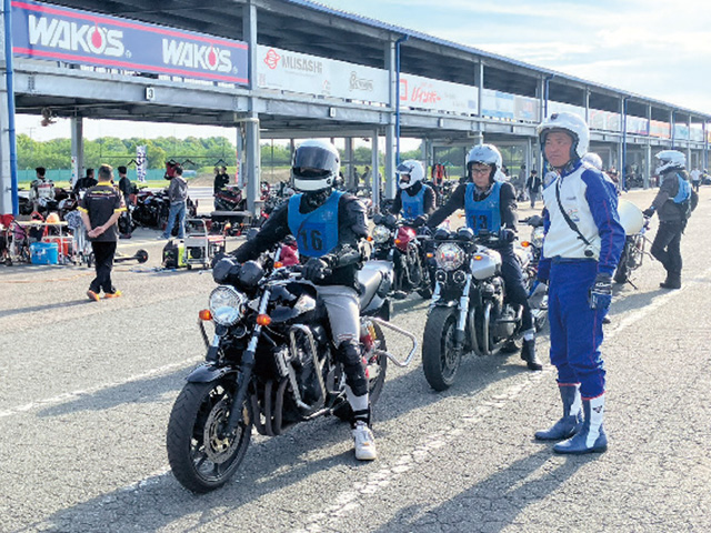 サーキットを貸し切り行われるレッスンはかなり本格的。ウィークポイントを“発見”し、そこを徹底的に指導してもらうので、上達も早い