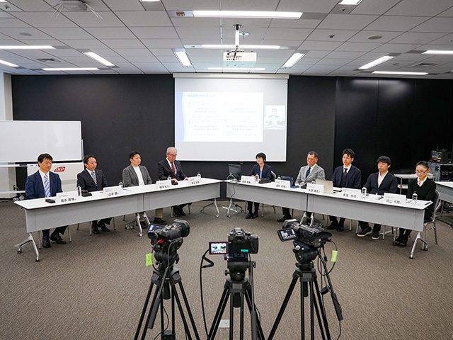 事例発表会には、4社の代表と各コンサルタントが登壇した