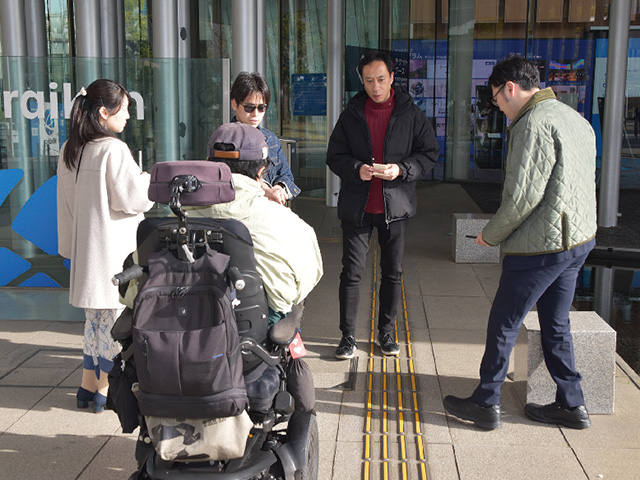 リードユーザと屋外を歩き、どこか不便かを知る「体験会」
