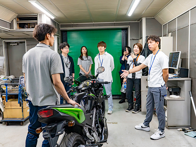 検査制度や評価点について質問を行う毒島さん。精密検査が盗難車の流通を防ぐフィルターになっていると学び、すごく勉強になったと感想を寄せている