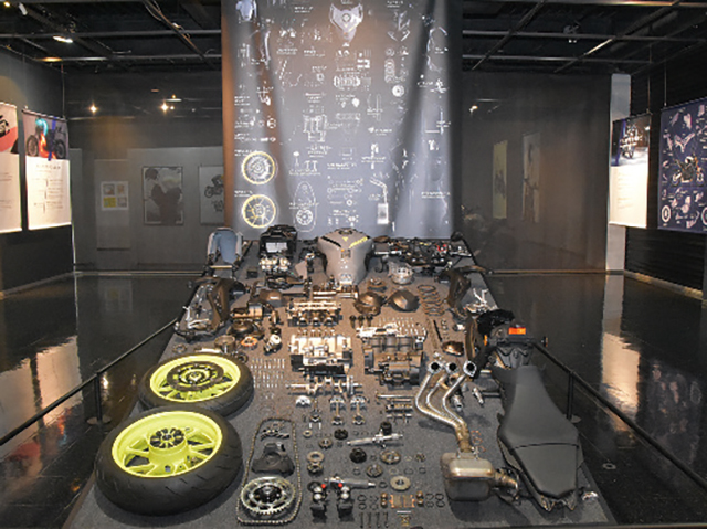 『MT-09』をバラバラにしたパーツの展示