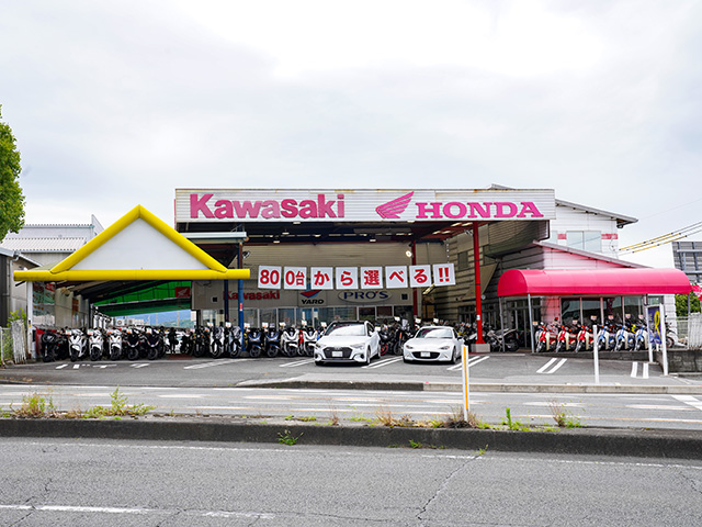店頭に大きく掲げられた「800台から選べる!!」というキャッチコピーは、多くのユーザーの目を引くこと間違いなし