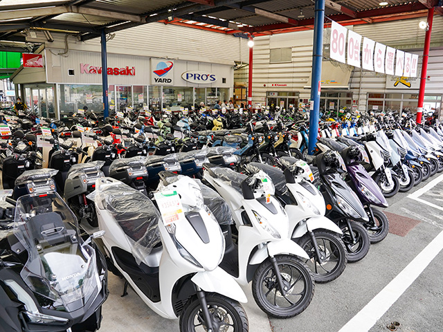 広々とした店内には、新車を中心に国内4メーカーの車両がズラリと並ぶ