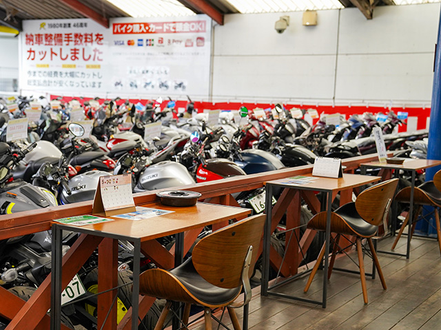 喫煙可能な休憩スペースも完備。多くのユーザーが、整備の待ち時間をここで過ごす