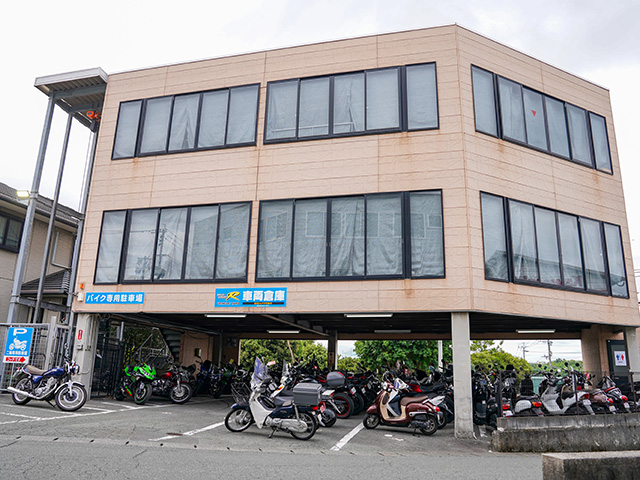 店舗の裏手に構える3階建ての車両倉庫