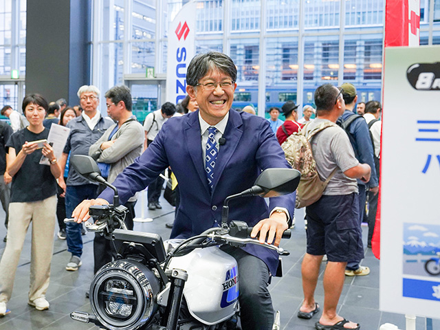自工会の佐藤恒治会長も来場。各メーカーのモデルに跨ったり、展示モデルの説明を興味深そうに聞いていた